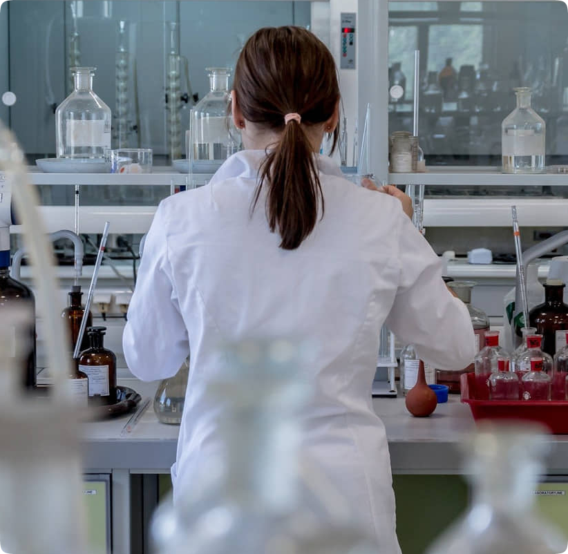 Personal de Laboratorio Trabajando